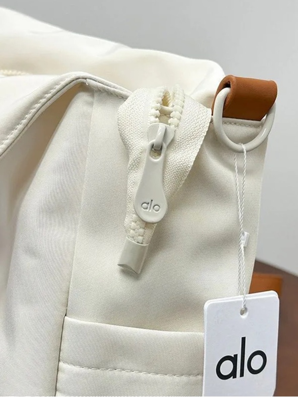 alo white shoulder bag - Picture 4 of 8